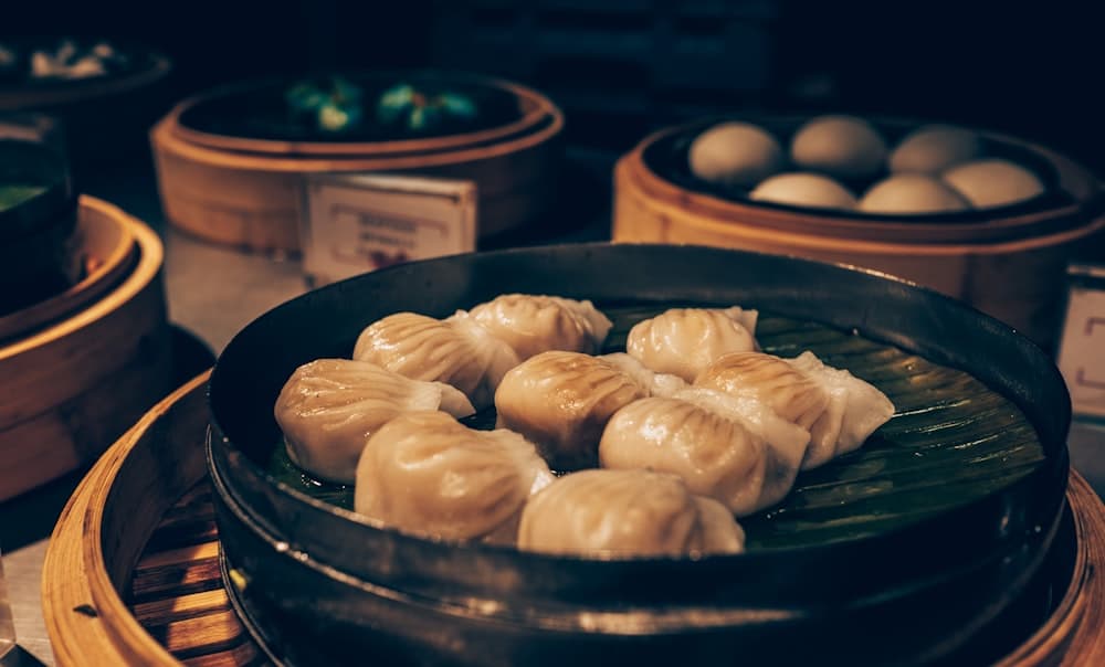 蒸笼刚上桌，还冒着热气