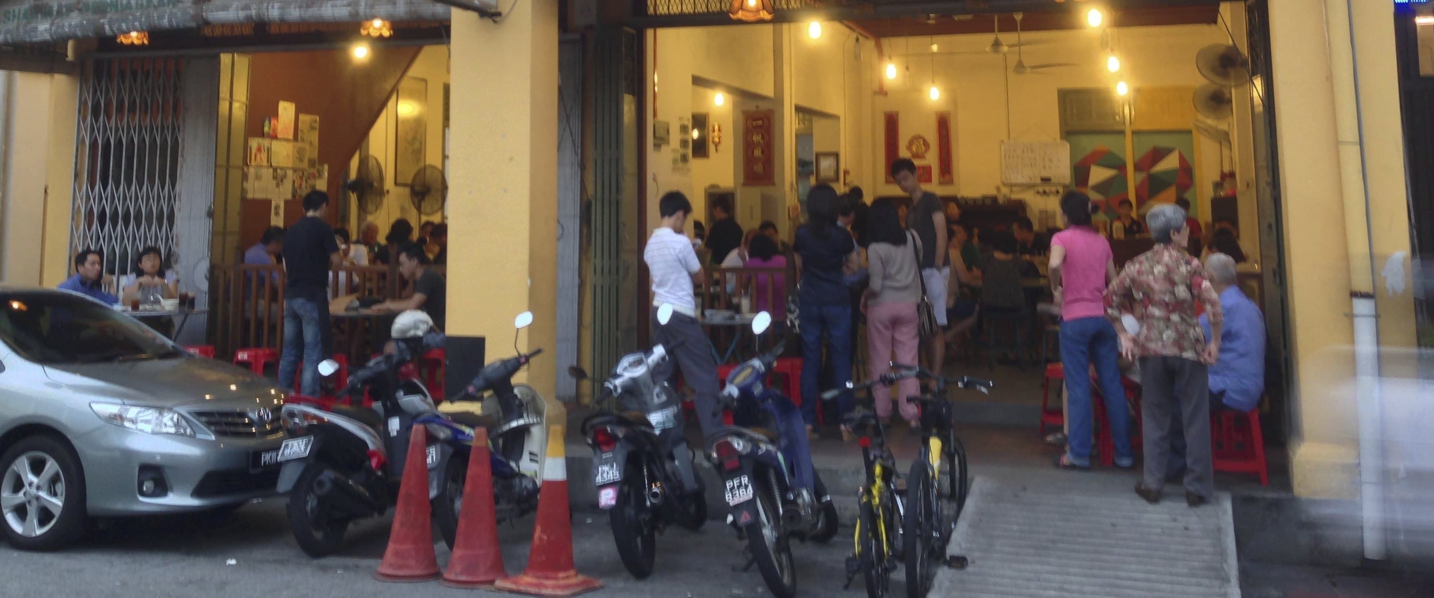 店屋晚饭时分，人坐满红塑胶凳